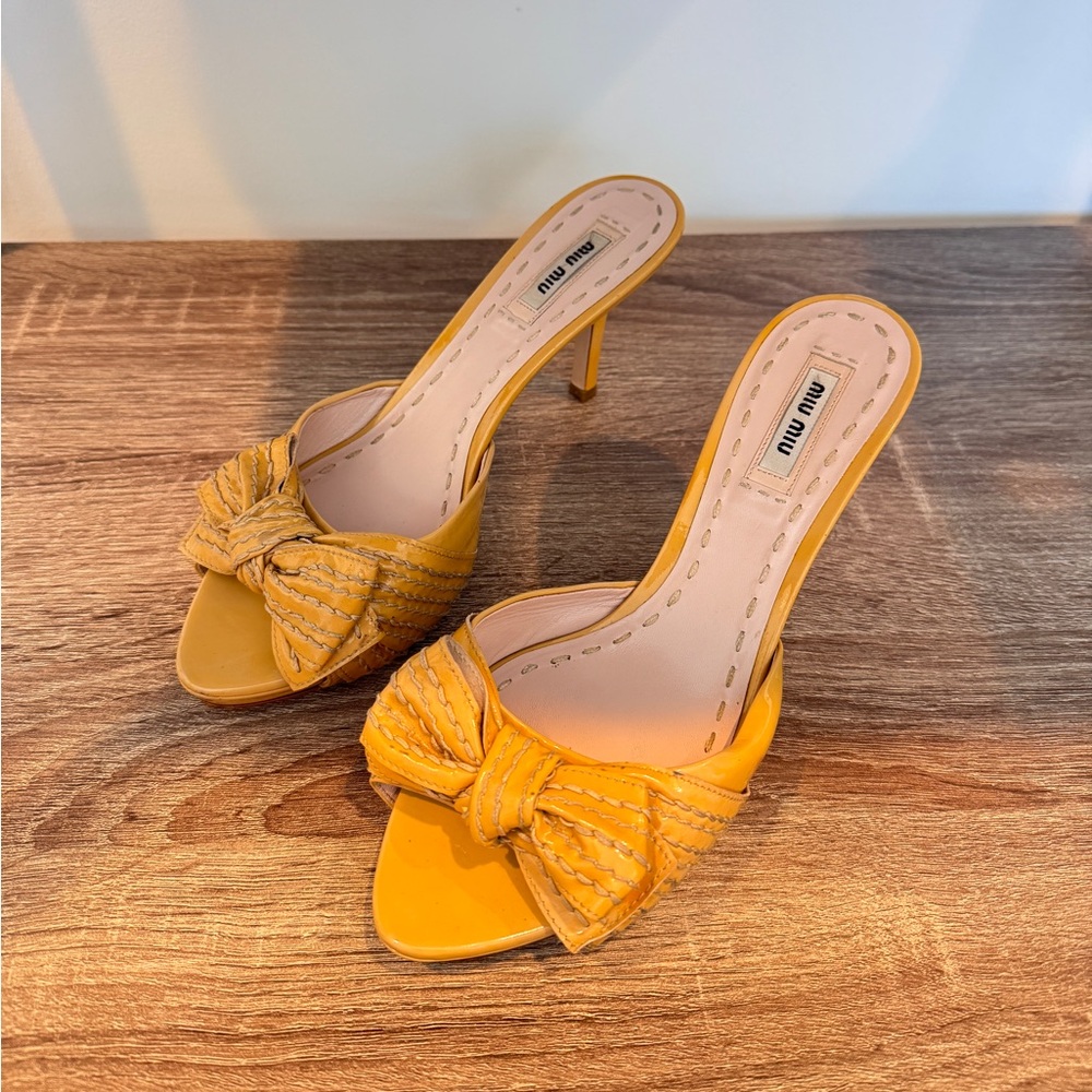 Miu Miu Patent Leather Yellow/Beige Mule Sandals. - Picture 2 of 10